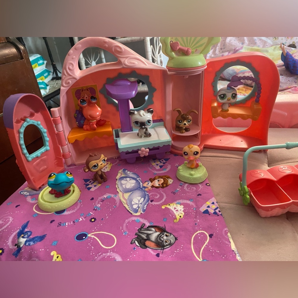 Littlest Pet Shop Lot Playsets and Pets